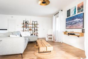 a white living room with a couch and a table at Frenchyhomes☆villapiscine☆8pers☆centrebassin in Biganos