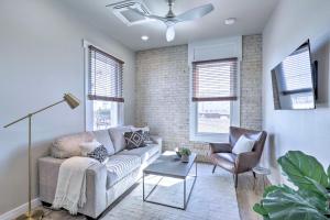 Χώρος καθιστικού στο Bright San Marcos Apartment with Ideal Location