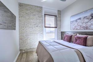 Ένα ή περισσότερα κρεβάτια σε δωμάτιο στο Bright San Marcos Apartment with Ideal Location