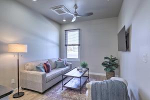 Χώρος καθιστικού στο Centrally Located San Marcos Unit with Parking!