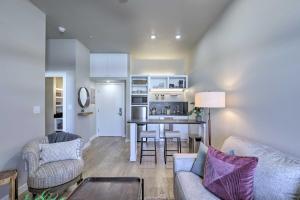 Η κουζίνα ή μικρή κουζίνα στο Centrally Located San Marcos Unit with Parking!