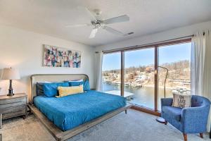 1 dormitorio con 1 cama, 1 silla y 1 ventana en Lakefront Osage Beach Retreat with Pool Access! en Osage Beach