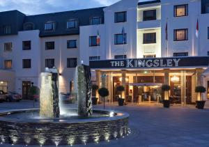 un hotel con una fontana di fronte a un edificio di The Kingsley Hotel a Cork