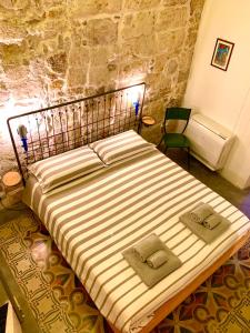 een slaapkamer met een bed met 2 kussens erop bij L'Officina in Bari