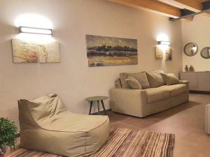 Ninfea Wellness & Spa Residence في كاورلي: غرفة معيشة مع أريكة وطاولة