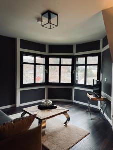 een woonkamer met een tafel en een aantal ramen bij Ring Residenz by E&P Concept in Adenau