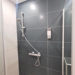 a shower stall in a bathroom with a shower at Chambre Monde Tout confort Saint-Marceau in Orléans
