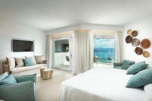 Postel nebo postele na pokoji v ubytování Gabbiano Azzurro Hotel & Suites