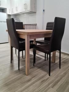 ベニドルムにあるApartamento Narceaの木製テーブル(黒い椅子付)