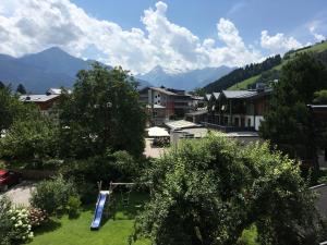 a view of a town with mountains in the background at Appartement Imbachhorn in Zell am See