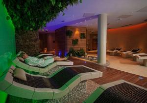 una persona che giace in un letto in una camera d'albergo di The Kingsley Hotel a Cork