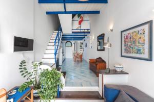 - un salon avec un plafond bleu et des escaliers dans l'établissement Casa Sottorar - Loft Open Space in Corricella, à Procida
