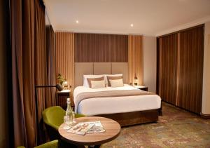 Giường trong phòng chung tại The Kingsley Hotel