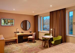 Giường trong phòng chung tại The Kingsley Hotel