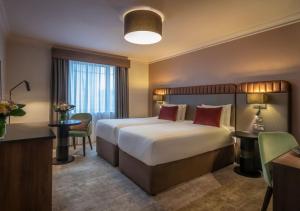 Giường trong phòng chung tại The Kingsley Hotel