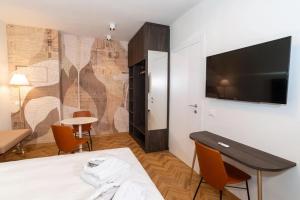 TV tai viihdekeskus majoituspaikassa Jacuzzi Suite Home by Enjoy Garda Hotel