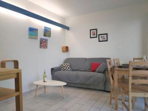 - un salon avec un canapé et une table dans l'établissement Le Baionarena 4 pers-terrasse-parking-hypercentre, à Tarnos