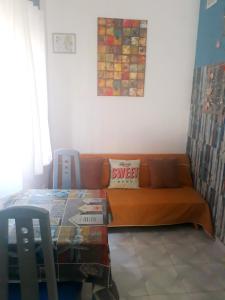 a bed in a room with a couch and a table at Casa Eric Almedina in Almería