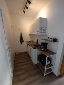 een kleine keuken met een wastafel en een aanrecht bij Cityapartment in Stadtlohn
