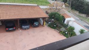 uma vista superior de dois carros estacionados numa garagem em Costapicca em Alcamo