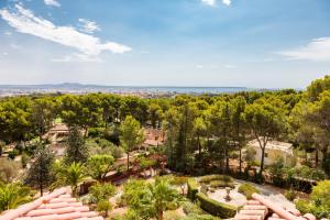 eine Luftansicht auf einen Park mit Bäumen und Gebäuden in der Unterkunft Casa de las Vistas in Palma de Mallorca
