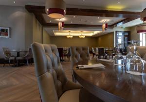 Khu vực ghế ngồi tại The Kingsley Hotel