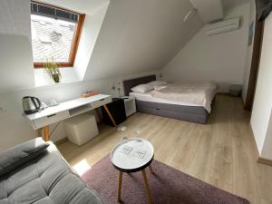 Habitación pequeña con cama y mesa en Gostisce Sovdat, en Bovec