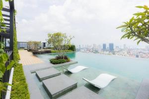 Bazén v ubytování 2BR Luxury Rooftop Swimming Pool Beacon Georgetown10pax 无敌美景两房民宿 nebo v jeho okolí