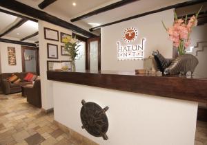 Sijil, anugerah, tanda atau dokumen lain yang dipamerkan di Hatun Inti Boutique