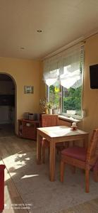 a living room with a table and chairs and a window at Ferienwohnung Lahnmündung mit kostenlosem Parkplatz in Lahnstein