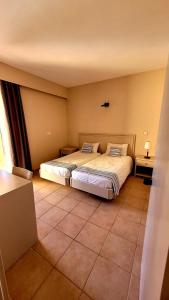 een slaapkamer met een groot bed in een kamer bij Alykanas Village Resort in Alikanas