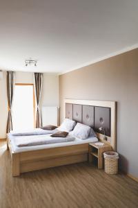 een slaapkamer met een groot bed en een raam bij Weingut Peter Grill in Leutschach