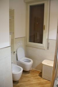 bagno con servizi igienici e lavandino di Villetta indipendente a 50 metri dal mare a Castiglione della Pescaia