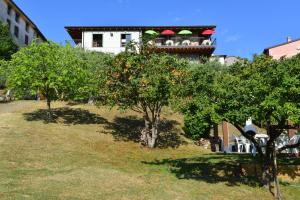 une maison au sommet d'une colline avec des arbres dans l'établissement Antiche Mura Casa Vacanze, à Puegnago