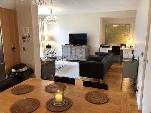 ein Wohnzimmer mit einem Esstisch und einem Wohnzimmer in der Unterkunft Notting Hill Apartment in London
