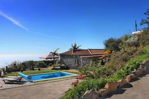 בריכת השחייה שנמצאת ב-Climatized Pool Free Wifi Casa Rural Las Pareditas או באזור