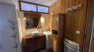 グルノーブルにあるCosy and Calm in Grenoble City Heart with free and large parking Q-Park Chavantの洗面台と鏡のあるバスルーム +22枚の写真