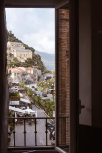 una ventana con vistas a la ciudad en Hotel Miramare, en Noli