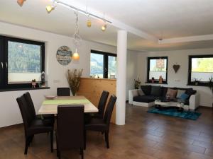 comedor y sala de estar con mesa y sillas en Apartment Lemberger en Mittersill