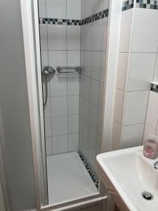 bagno con doccia e lavandino di Schöne Zweiraumwohnung in Cottbus a Cottbus