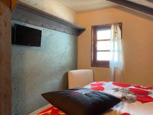 una camera con letto e finestra di Chalet Capannina a Sauze d'Oulx