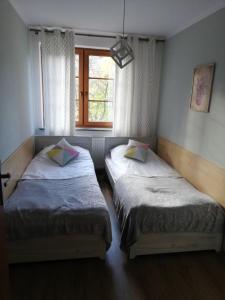Ένα ή περισσότερα κρεβάτια σε δωμάτιο στο Leśny Widok