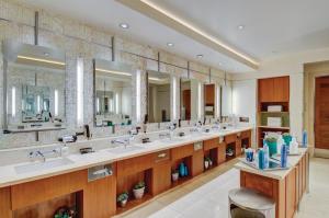 un bagno con una fila di lavandini e specchi di Bellagio a Las Vegas