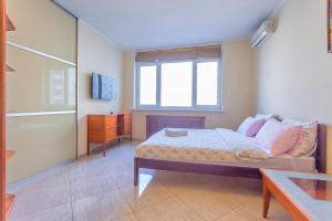 a bedroom with a bed and a window at Роскошная 3к квартира 125м2 на набережной in Kyiv