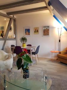 sala de estar con mesa y sofá en VUE PETITE VENISE-PLACE TO BE OLD TOWN - Parking, en Colmar