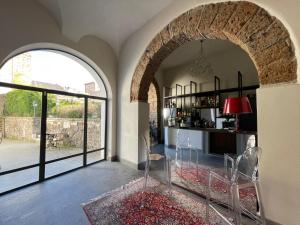 A kitchen or kitchenette at Residenza Palazzo Fortuna - Boutique Hotel