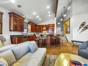 Kuchyň nebo kuchyňský kout v ubytování 502 Woodside Gold Coast! home