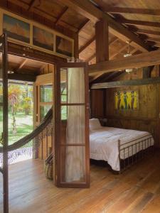 Kanawha Hotel في نوفا فريبورغو: غرفة نوم بسرير في منزل خشبي