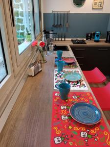 uma mesa com pratos numa cozinha em Cappuccini Garden House em Pozzuoli