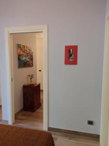 una puerta que conduce a una habitación con una pintura en Cappuccini Garden House en Pozzuoli